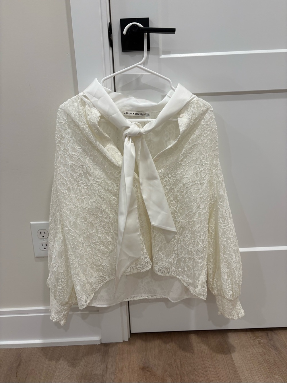 Alice + Olivia Cream Puff Sleeve Blouse Size Medium - Picture 2 of 11